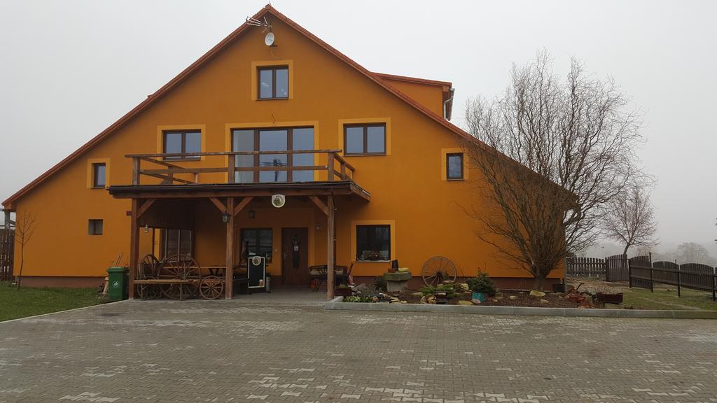 Penzion Eqilon Hotel Mělník Kültér fotó